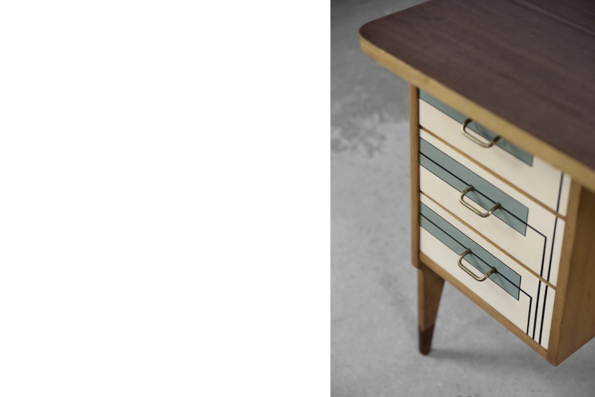 Modernistyczne biurko z malaturą, Dania, lata 60. - Upcycled Vintage design od GARAGE GARAGE