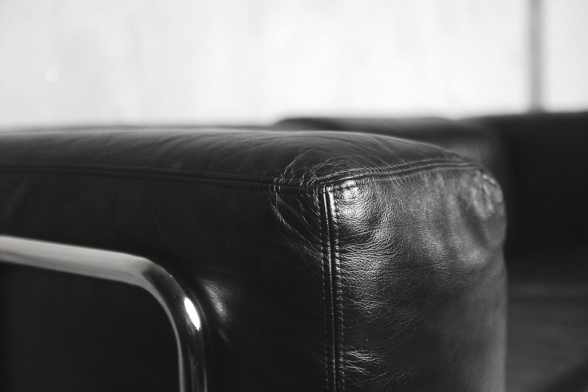 Skórzana sofa na chromowanych rurkach, proj. Pethrus Lindlöf dla Lindlöfs Möbler – Bauhaus design od garage garage