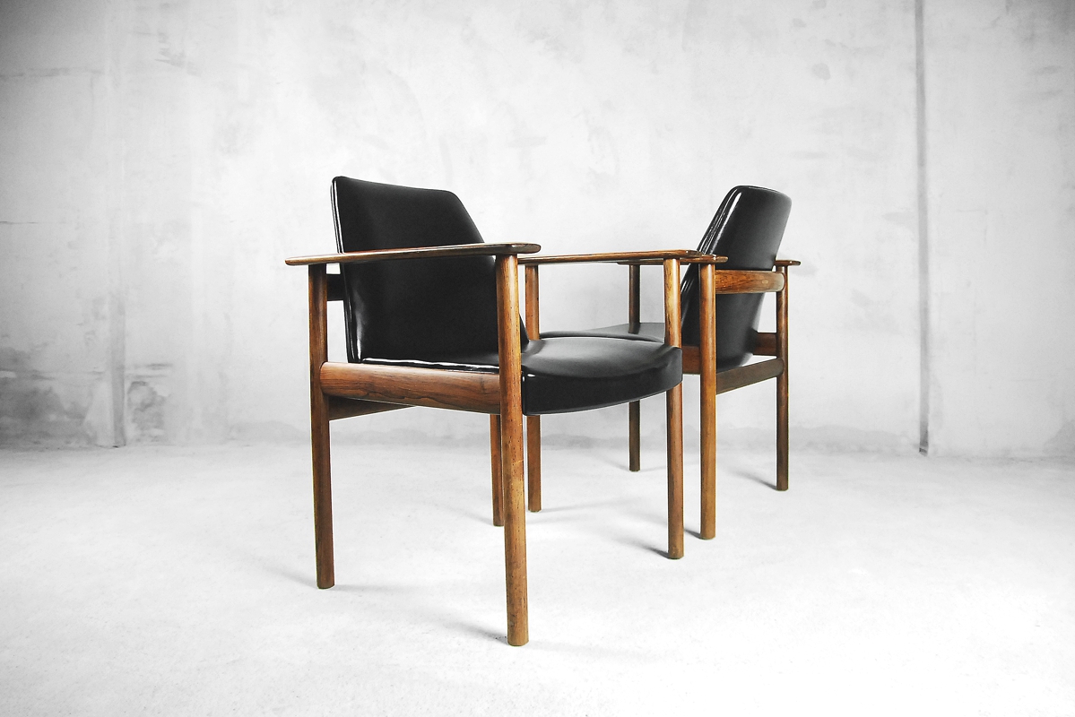 Para krzeseł palisandrowych, proj. Sven Ivar Dysthe dla Dokka Møbler - vintage design Mid Century Modern od garage garage