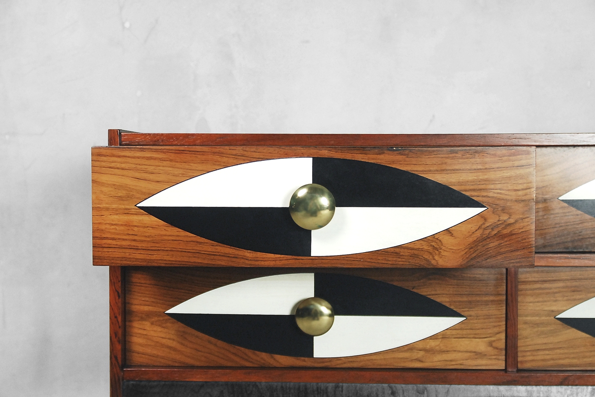 Palisandrowa komoda z szufladami z malaturą, lata 60 – modern design od garage garage