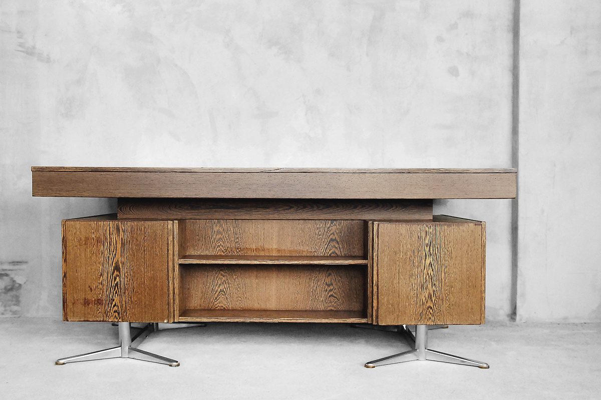 Brutalistyczne biurko gabinetowe vintage, lata 60, Niemcy HR – industrialny, surowy design od garage garage