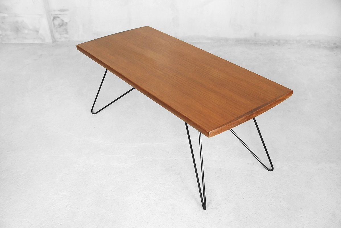 Skandynawski stolik tekowy na hairpin legs, vintage lata 70 – Mid-Century Modern design od garage garage