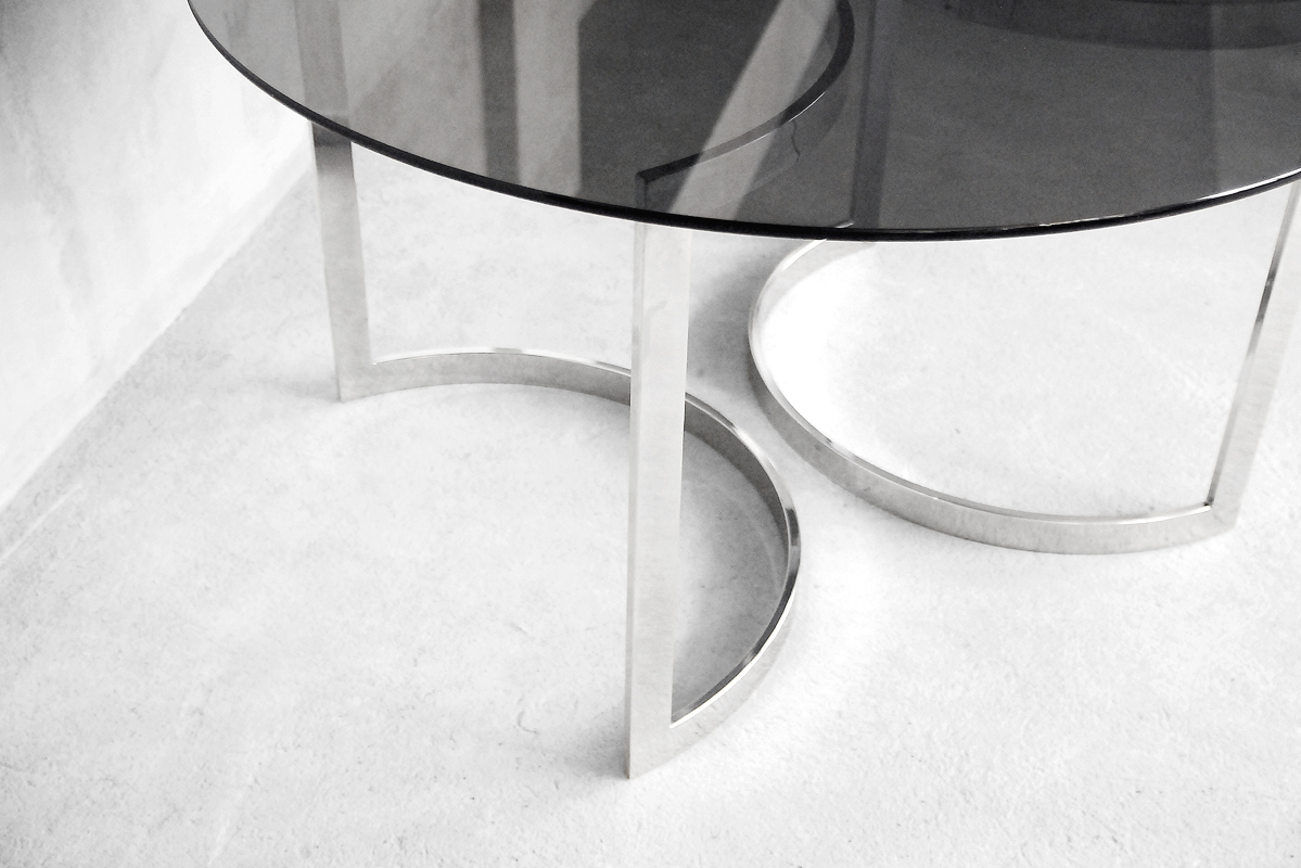 Okrągły stół ze szklanym blatem, proj. Milo Baughman, lata 70 – Hollywood Regency Glamour design od garage garage