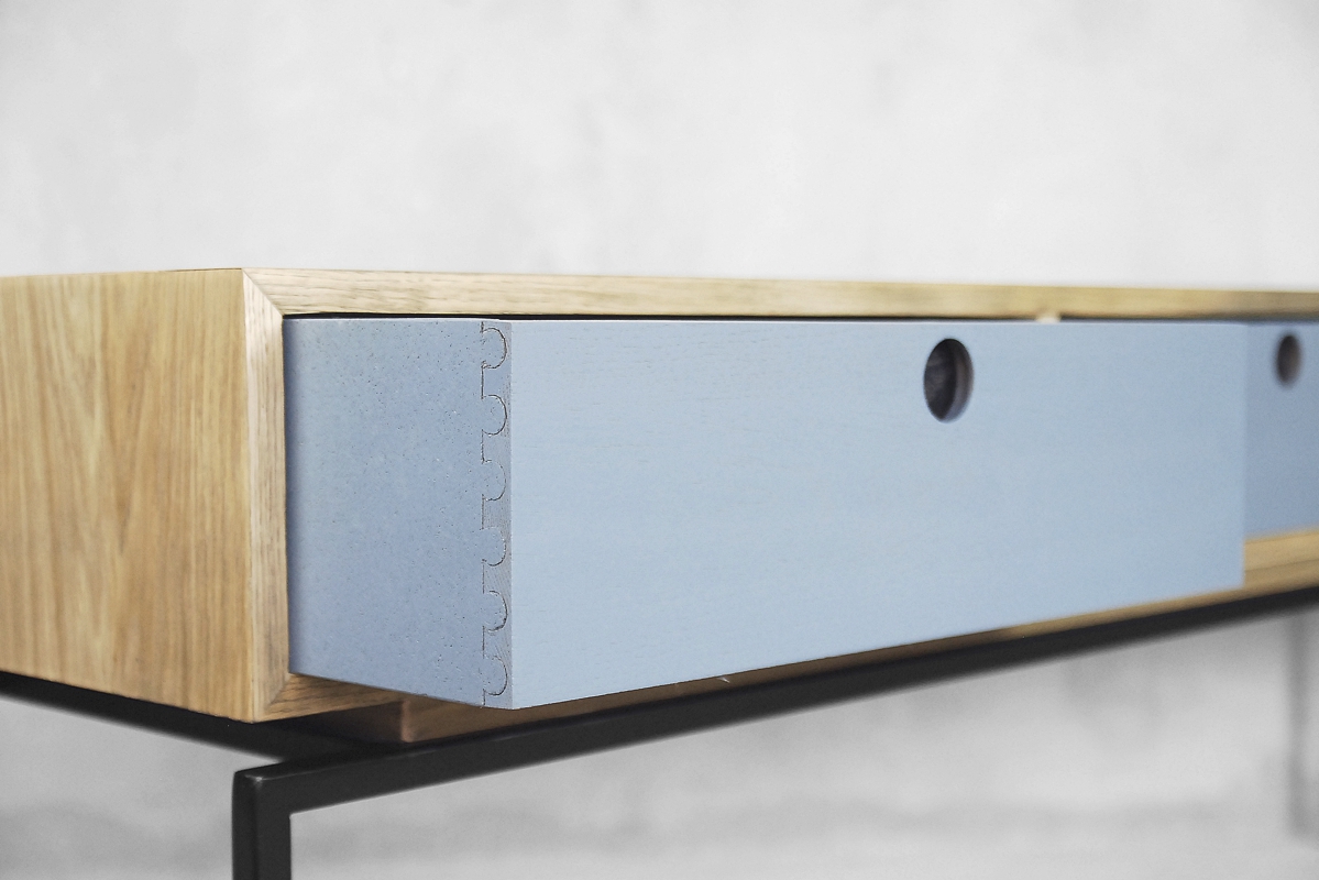 Minimalistyczna, dębowa konsola z błękitnym frontem – vintage design od garage garage