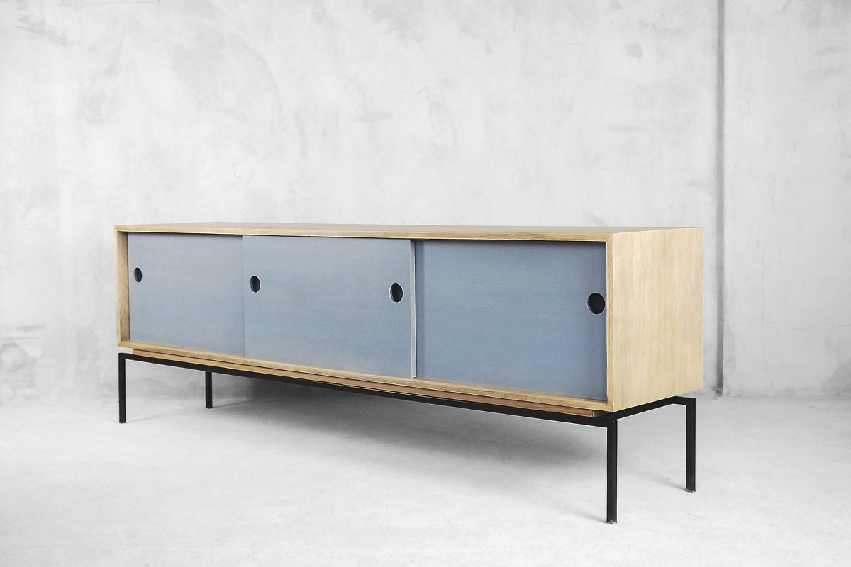 Minimalistyczny, dębowy sideboard z błękitnym frontem – vintage design od garage garage