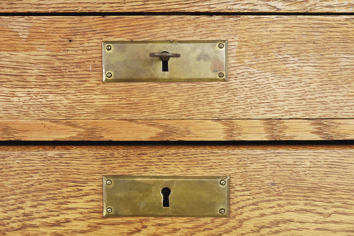 Industrialna szafka katalogowa z szufladami – industrial design od garage garage