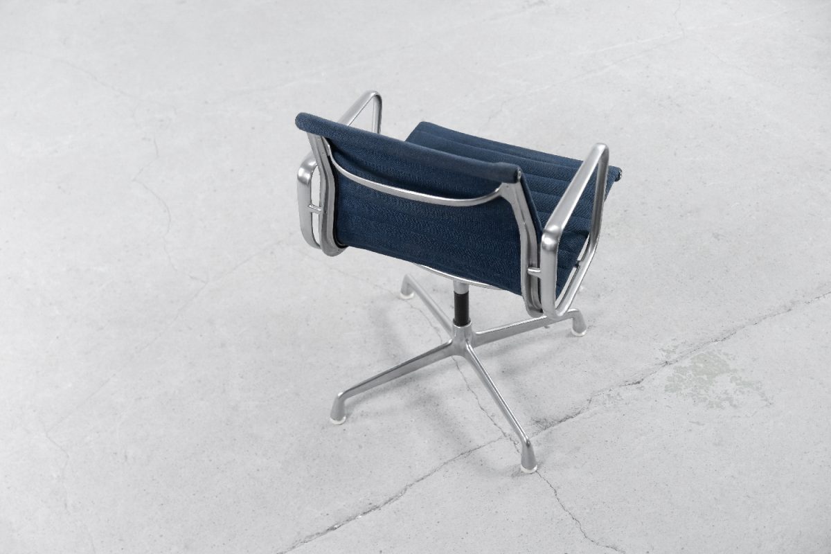 Fotel EA 108, proj. C. & R. Eames dla Herman Miller, Stany Zjednoczone, lata 60. - Mid-Century Modern design od GARAGE GARAGE