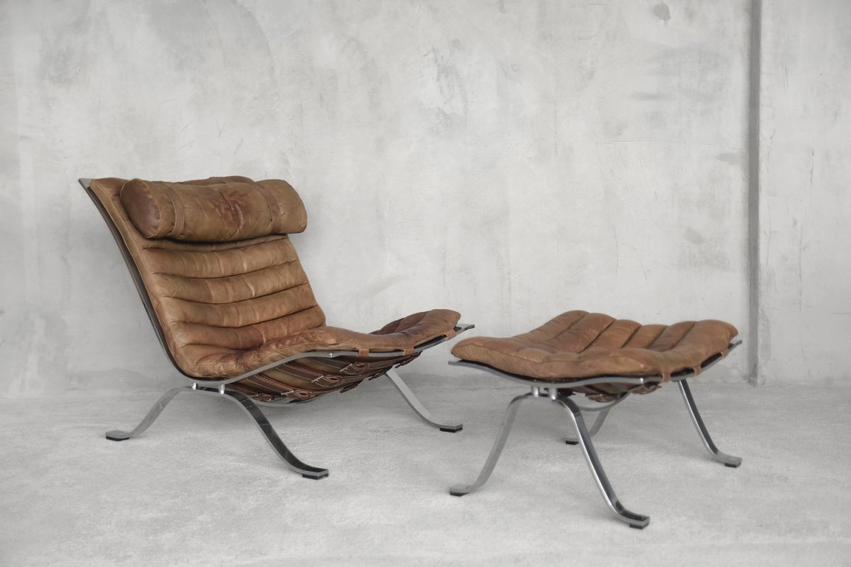 Skórzany fotel z podnóżkiem Ari Chair, proj. Arne Norell, lata 60 - Mid-Century Modern design od garage garage