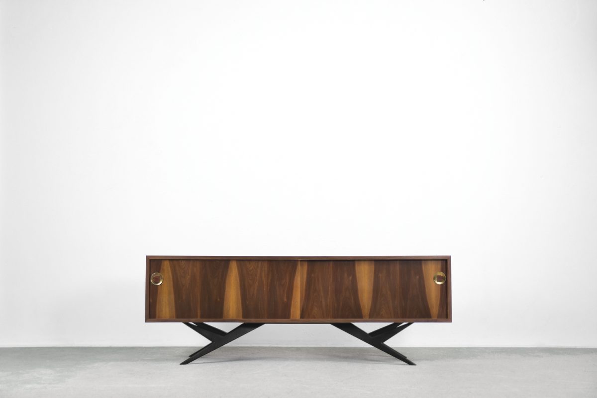 Modernistyczny sideboard o organicznym kształcie, lata 60 - Mid-Century Modern design od garage garage