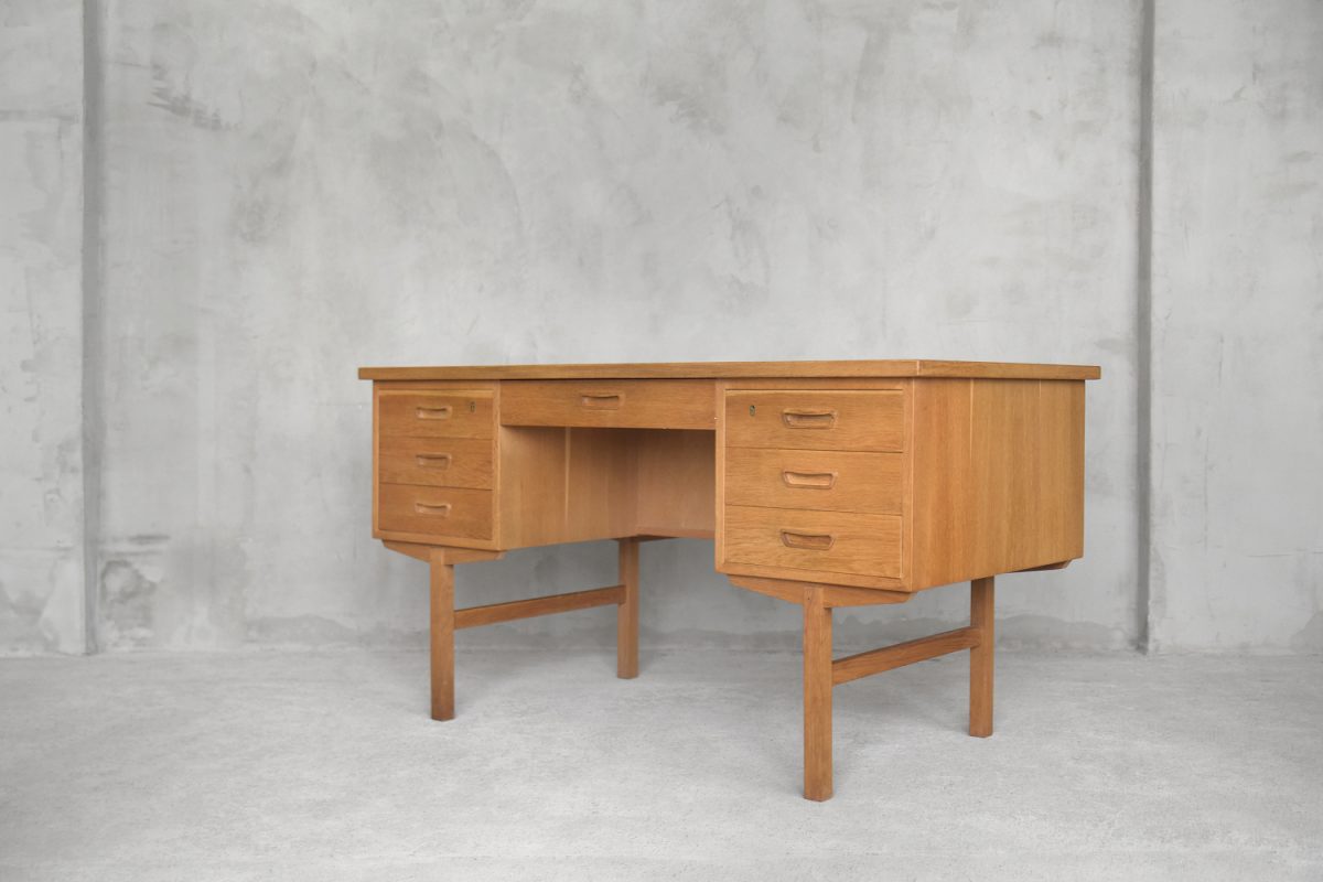 Klasyczne, dębowe biurko vintage, lata 60 - Mid-Century Modern design od garage garage