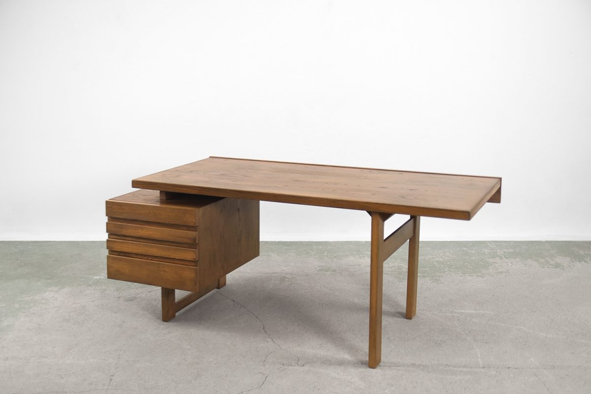 Brutalistyczne biurko dębowe, Szwecja, lata 50. - Industrial design od GARAGE GARAGE