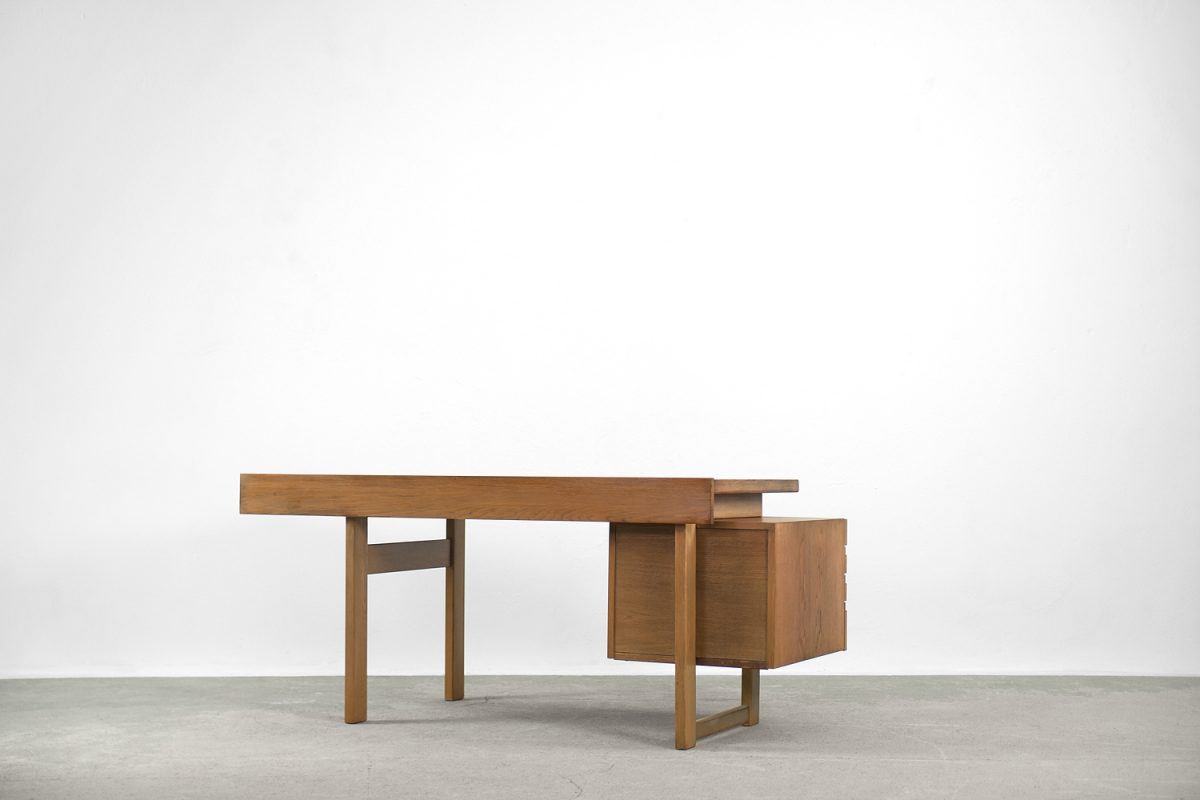 Brutalistyczne biurko dębowe, Szwecja, lata 50. - Industrial design od GARAGE GARAGE