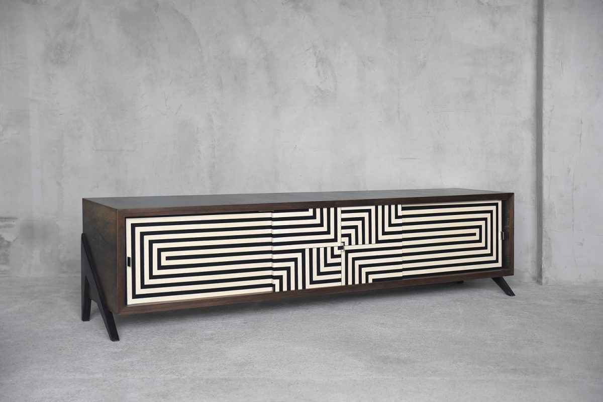 Niski sideboard z czarno-białą, linearną malaturą, Norwegia, lata 60. - Mid-Century Modern design by GARAGE GARAGE
