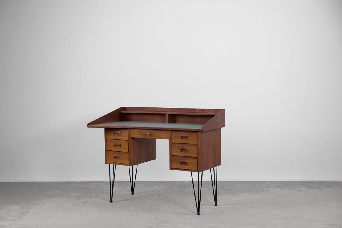 Geometryczne biurko tekowe, Skandynawia, lata 70. - Mid-Century Modern design by GARAGE GARAGE