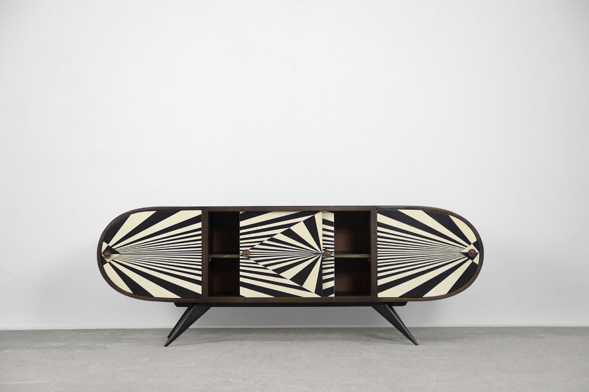 Zaokrąglony sideboard z czarno-białą malaturą, Włochy, lata 60. - Mid-Century Modern design by GARAGE GARAGE