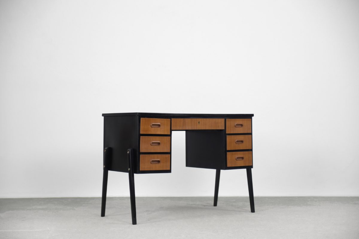 Tekowe biurko vintage, Szwecja, lata 60. - Mid-Century Modern design by GARAGE GARAGE