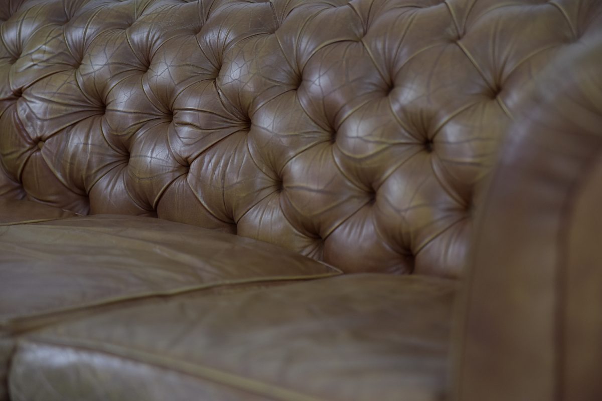 Skórzana sofa Chesterfield, lata 70. - Mid-Century Modern design od GARAGE GARAGE