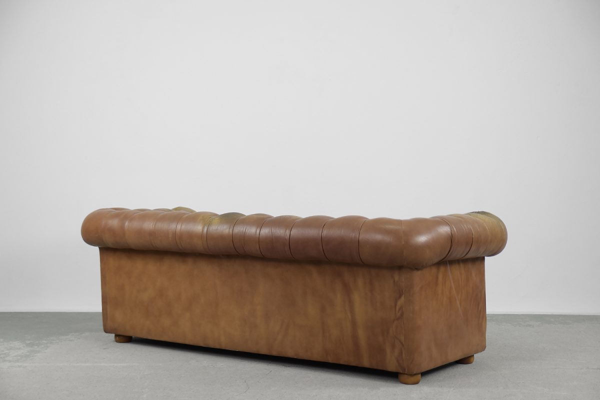 Skórzana sofa Chesterfield, lata 70. - Mid-Century Modern design by GARAGE GARAGE