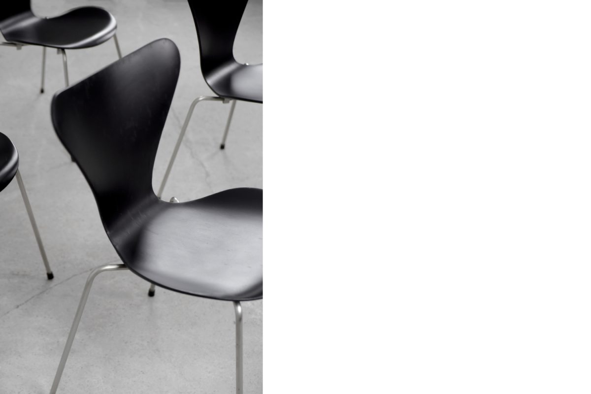 Komplet 4 krzeseł Series 7, proj. Arne Jacobsen dla Fritz Hansen, Dania, lata 50. - Mid-Century Modern design od GARAGE GARAGE