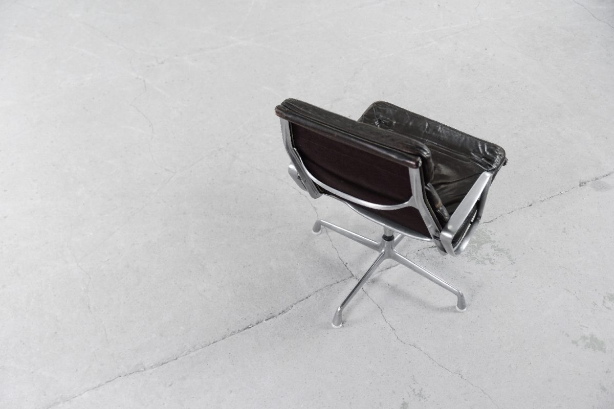 Fotel skórzany EA 216 Soft Pad, proj. Charles i Ray Eames dla Herman Miller, Stany Zjednoczone, lata 60. - Mid-Century Modern design by GARAGE GARAGE