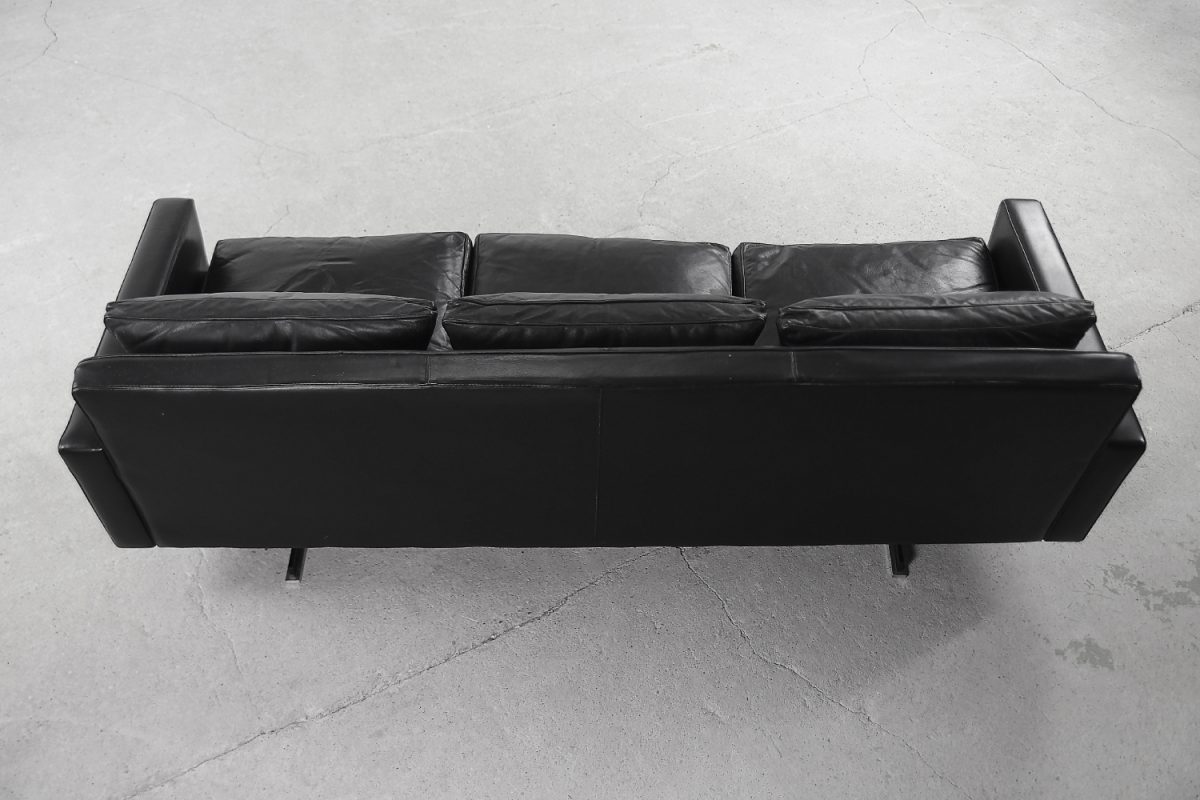 Modernistyczna sofa skórzana na metalowych nogach, Dania, lata 60. - Industrial design od GARAGE GARAGE