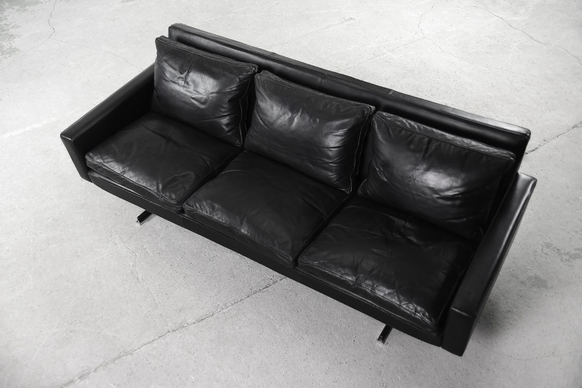 Modernistyczna sofa skórzana na metalowych nogach, Dania, lata 60. - Industrial design od GARAGE GARAGE