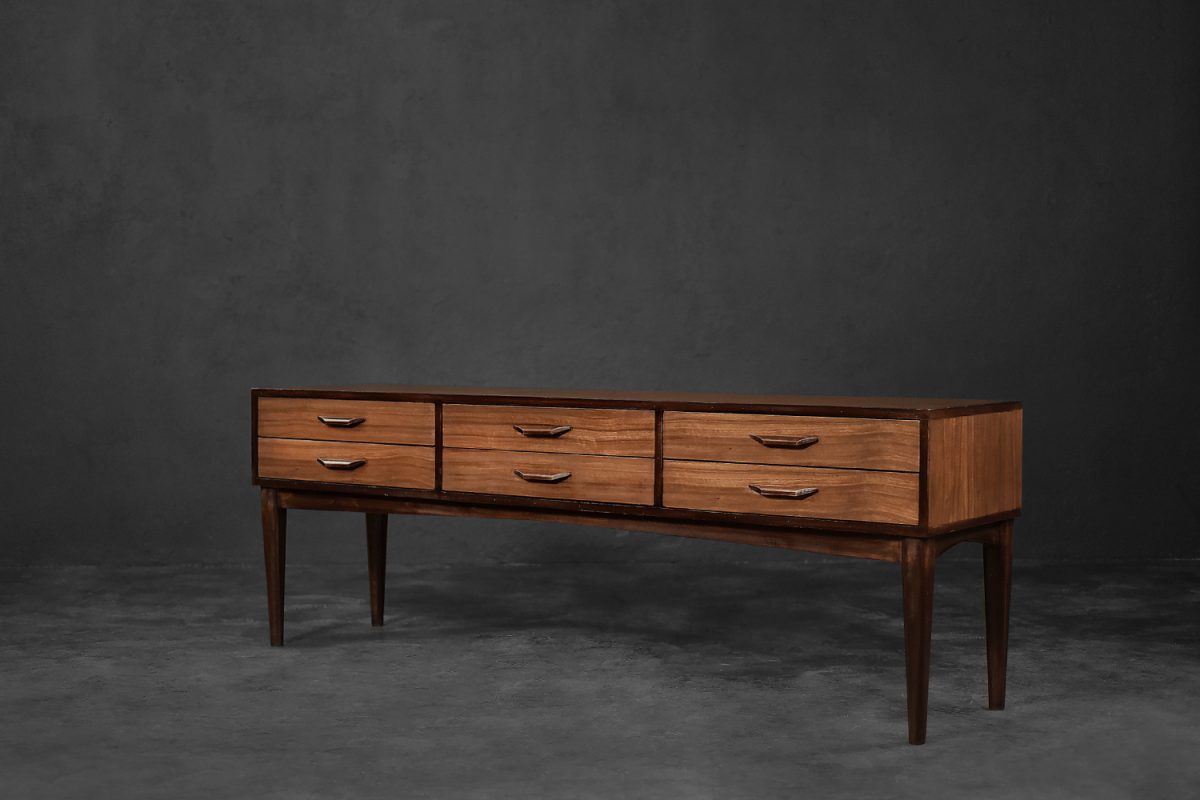 Niski mahoniowy sideboard z 6 szufladami, Dania, lata 70. - Mid-Century Modern design od GARAGE GARAGE