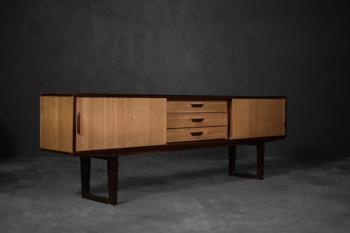 Vintage sideboard z drewna egzotycznego z szufladami, Dania, lata 70. - Mid-Century Modern design by GARAGE GARAGE