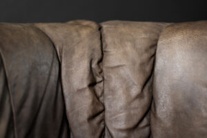 Dwuosobowa brutalistyczna skórzana sofa z funkcją spania, Niemcy, lata 70. - Brutalizm design od GARAGE GARAGE