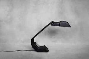 Lampa biurkowa z zegarkiem Typ 27.B.101 – proj. Wojciech Dybek dla Polamp Pułtusk – Polska – 1987