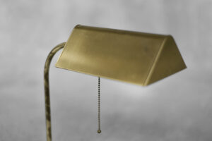 Mosiężna lampa biurkowa z łańcuszkiem – Karstadt AG – Niemcy – lata 70