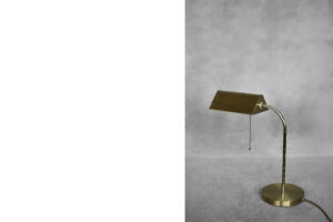 Mosiężna lampa biurkowa z łańcuszkiem – Karstadt AG – Niemcy – lata 70