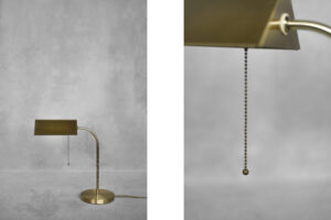 Mosiężna lampa biurkowa z łańcuszkiem – Karstadt AG – Niemcy – lata 70