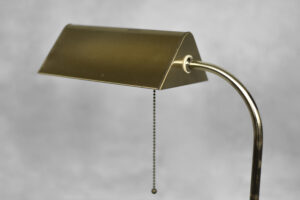 Mosiężna lampa biurkowa z łańcuszkiem – Karstadt AG – Niemcy – lata 70