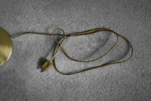 Mosiężna lampa biurkowa z łańcuszkiem – Karstadt AG – Niemcy – lata 70