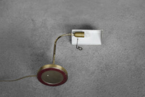Mosiężna lampa biurkowa z łańcuszkiem – Karstadt AG – Niemcy – lata 70
