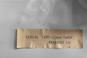 Mosiężna lampa biurkowa z łańcuszkiem – Karstadt AG – Niemcy – lata 70
