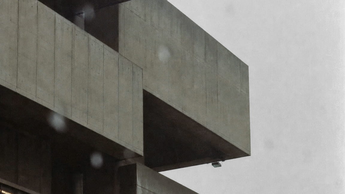 Betonowa bryła budynku w stylu brutalistycznym