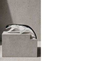 Figurka porcelanowa Pantera, proj. M. Naruszewicz, Zakłady porcelany Ćmielów, lata 60. - Mid-Century Modern design od GARAGE GARAGE