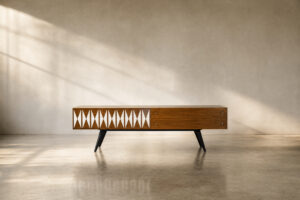Niski sideboard z malaturą, Skandynawia, lata 70. - Upcycled Vintage design od GARAGE GARAGE
