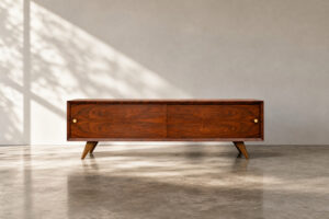 Niski sideboard palisandrowo-orzechowy, Szwecja, lata 70. - Mid-Century Modern design od GARAGE GARAGE