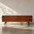 Niski sideboard palisandrowo-orzechowy, Szwecja, lata 70. - Mid-Century Modern design od GARAGE GARAGE