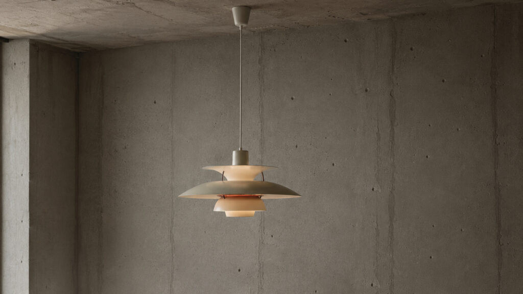Wisząca lampa z warstwowymi kloszami w minimalistycznym wnętrzu