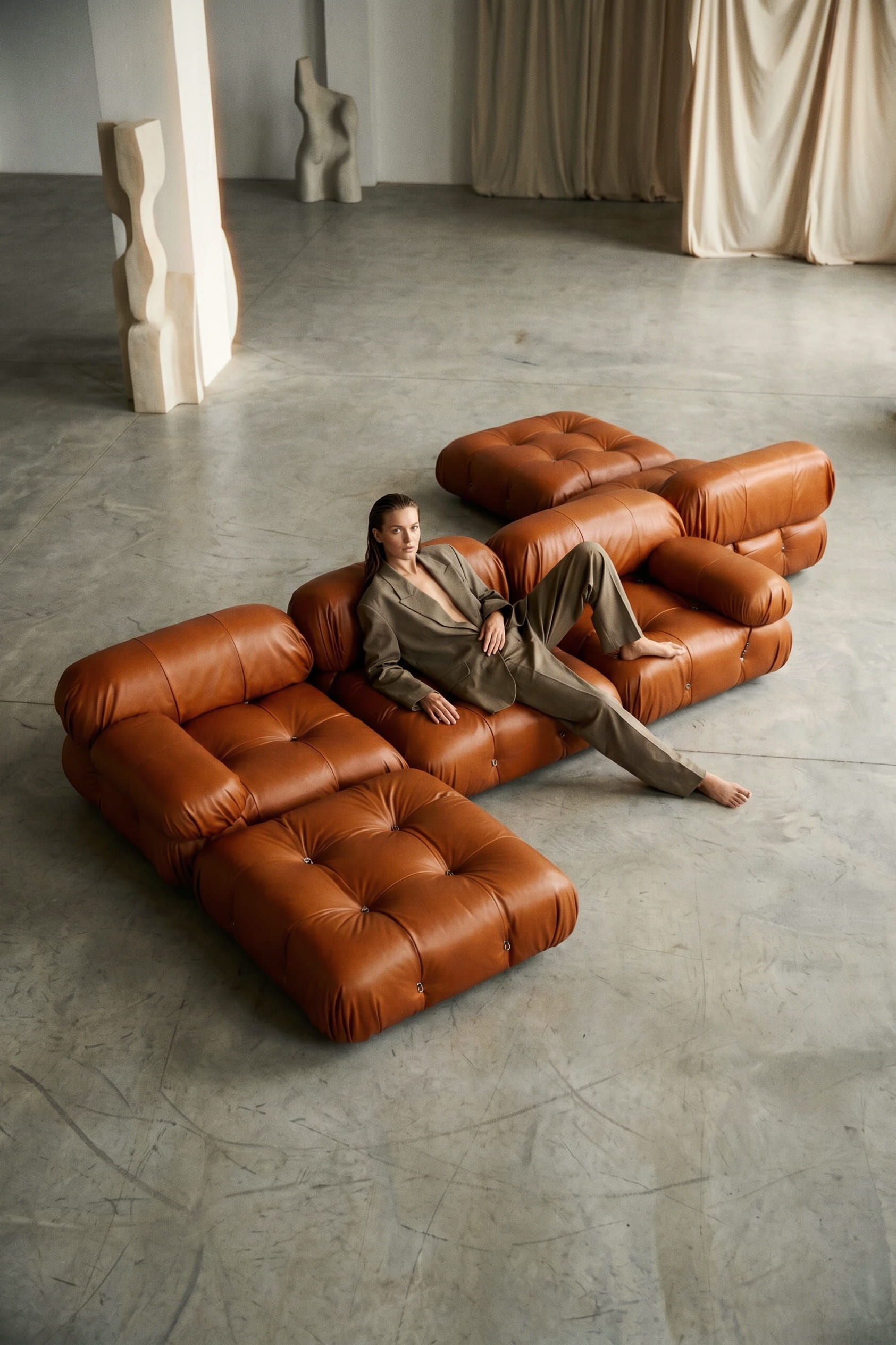 Modułowa skórzana sofa na planie zdjęciowym