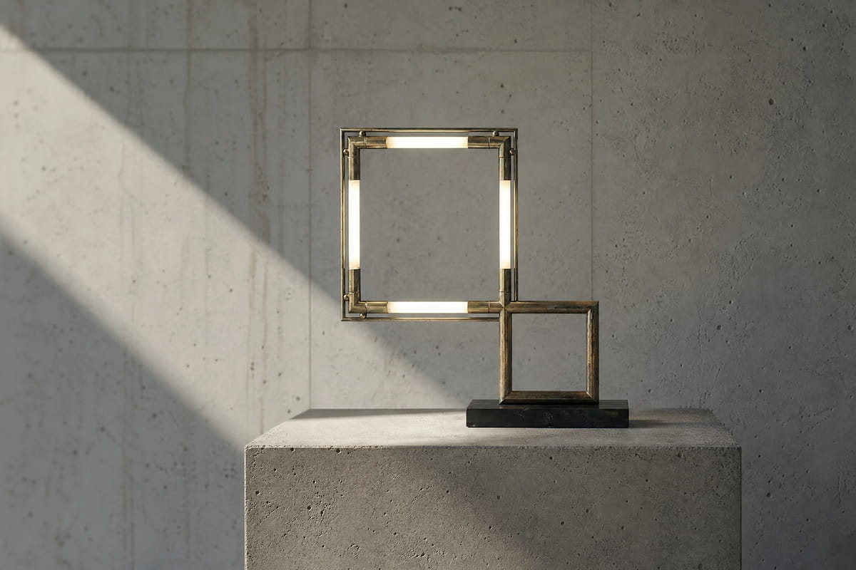 Lampa stołowa z geometryczną mosiężną ramą