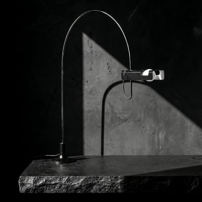 Czarna lampa łukowa na kamiennym blacie