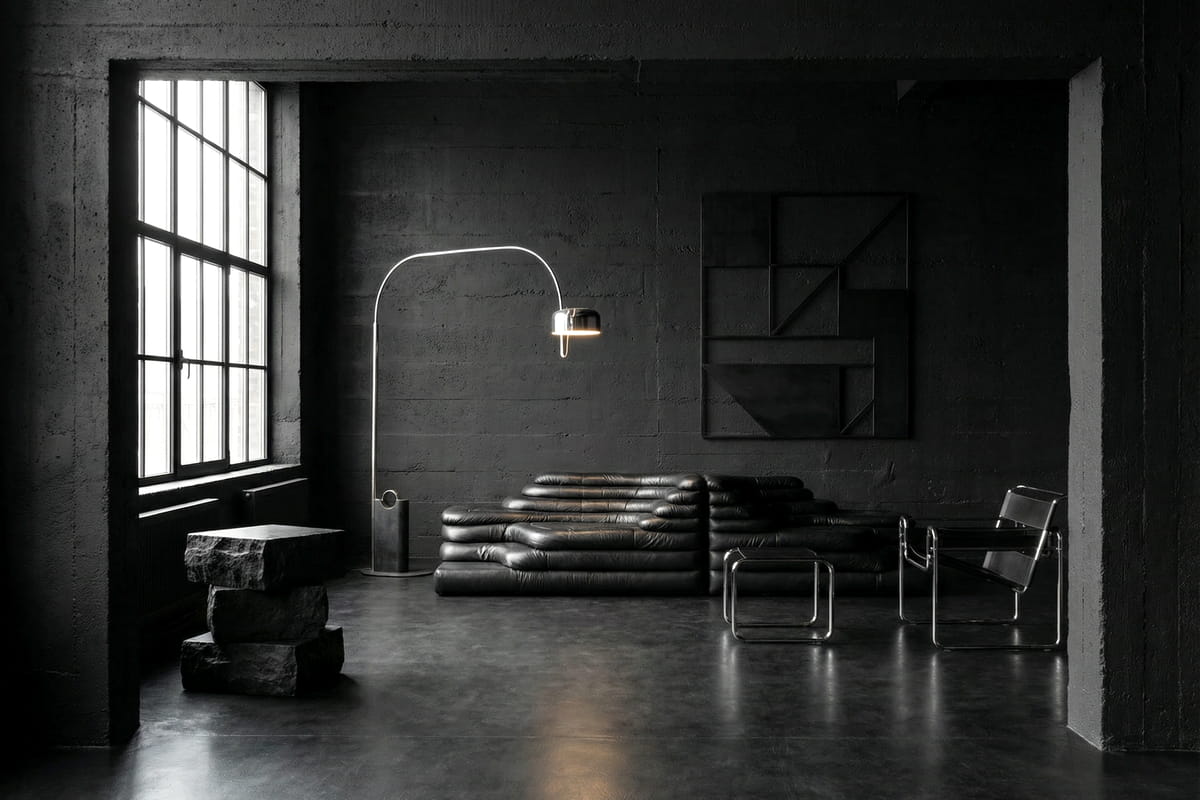 Pikowana czarna sofa w ciemnej industrialnej przestrzeni